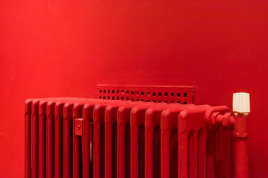 Een gespoten radiator in een moderne woonkamer, klaar voor een frisse look.