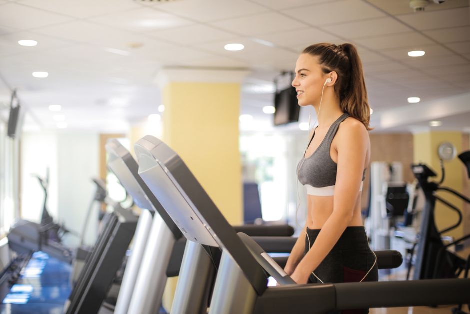 Een professionele loopband in een fitnesscentrum, ideaal voor intensief gebruik door sporters en trainers.