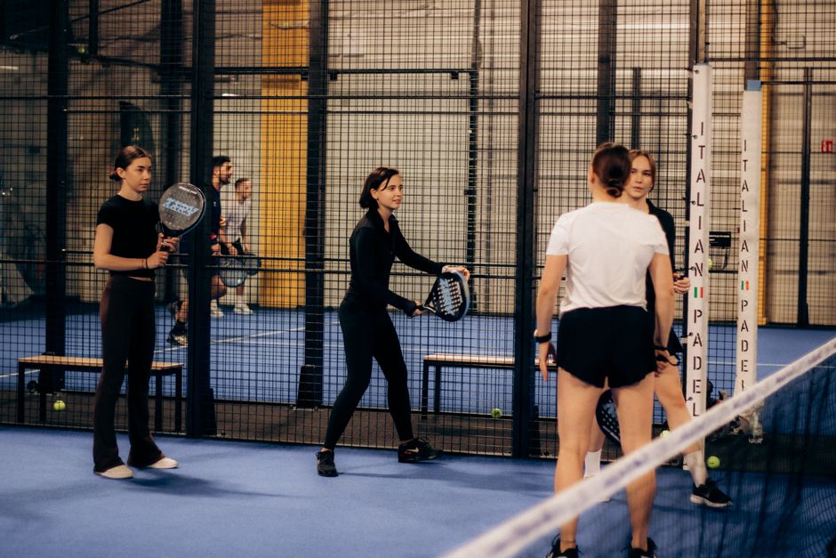 Een close-up van het Wilson Bela padelracket, ideaal voor zowel beginners als gevorderden, met een focus op prestaties en comfort op de baan.